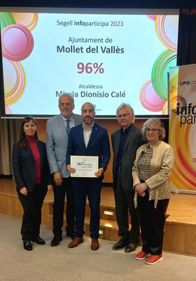 El regidor Transparència Ferran Segarra reben el segell