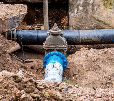 L’Ajuntament inicia els treballs de millora de la xarxa de sanejament i d’aigua potable al carrer Pau Claris.