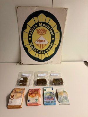 Peces d'haixix i diners en metàl·lic.