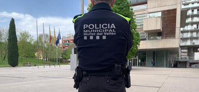 Un agent de la Policia Municipal, davant de l'Ajuntament.