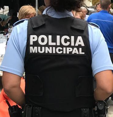Imatge d’una agent de la Policia Municipal d’esquenes.