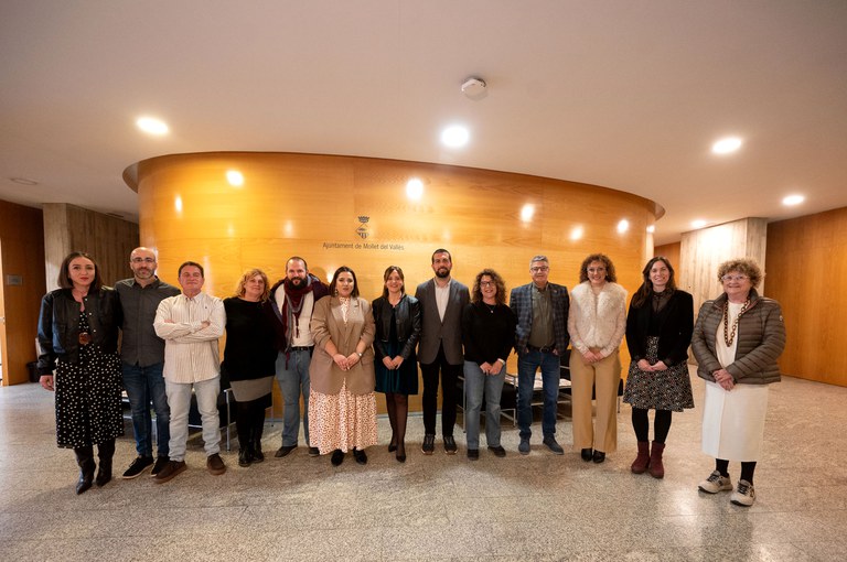 Fotografia de família de la comitiva d'Humilladero amb l'alcaldessa de Mollet i representants del govern municipal