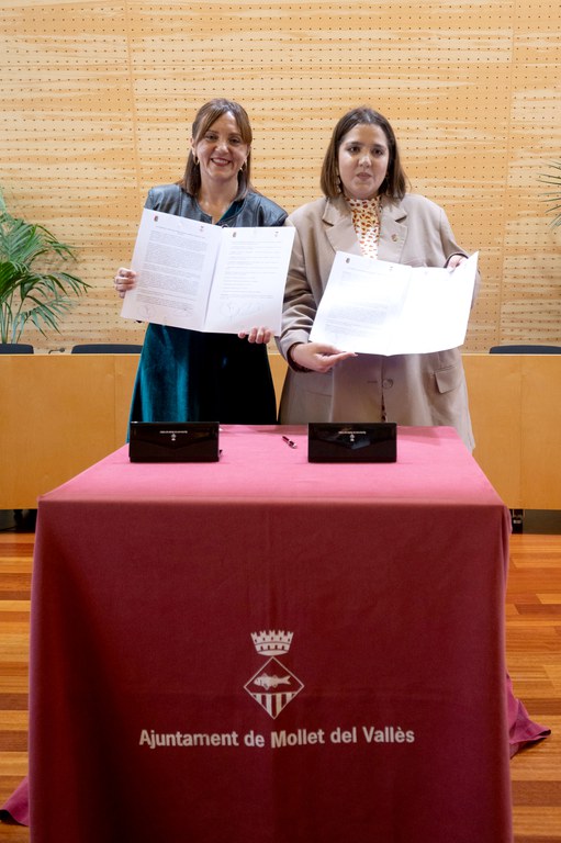 Les alcaldesses de Mollet i d'Humilladero, amb l'acord, signat