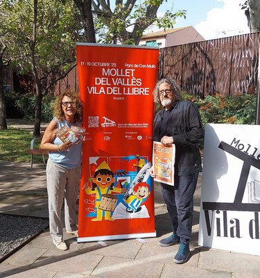 La regidora de Cultura, Mercè Pérez Piedrafita, i el director de la Xarxa de Viles del Llibre, Enric Bono.