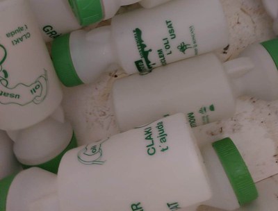 Ampolletes de la campanya per recollir l'oli de cuina usat.