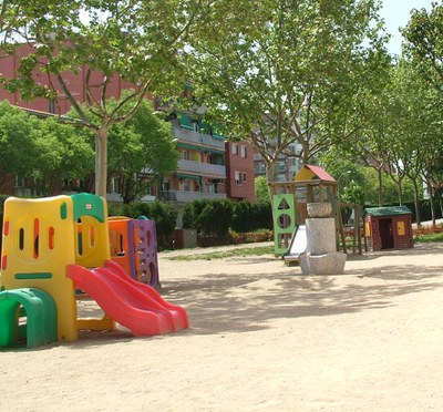 Imatge de jocs infantils a una escola.