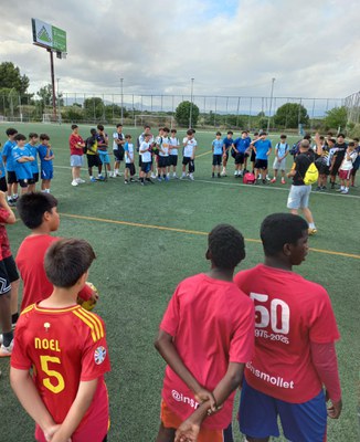 Participants del Torneig de Futbol 7 escoltant les normes, abans de començar a jugar..