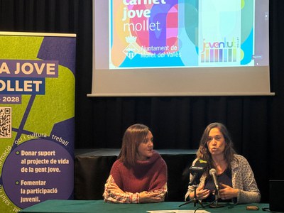 L'alcaldessa i la regidora de Joventut presenten el nou carnet jove de Mollet.