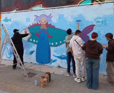Joves a la pintada mural realitzada el dimecres 25 de març..