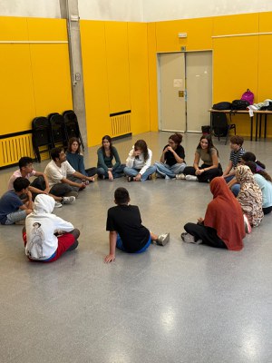 Joves preparant el taller d'interpretació
