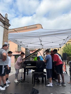 Joves al piano de cua del Sona Mollet
