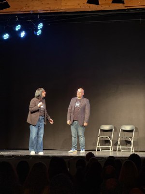 Moment de l'espectacle d'improvisació amb la cia. Impro Barcelona