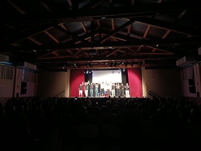 Salutació final de l'obra 7 dies, de la cia jove Efecte Papallona
