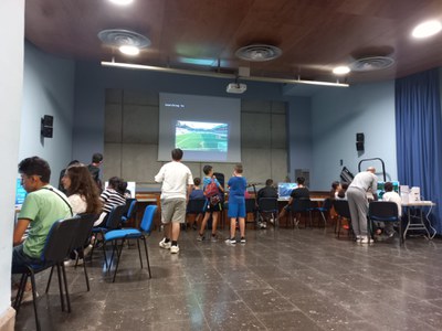 joves jugant a videojocs