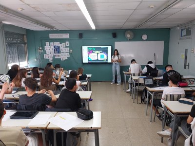 Explicació del nou Consell de l'Adolescència a una aula de secundària.