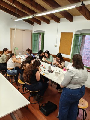 Taller de pintura de tasses.