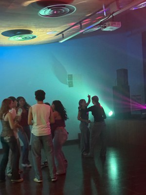 Joves ballant