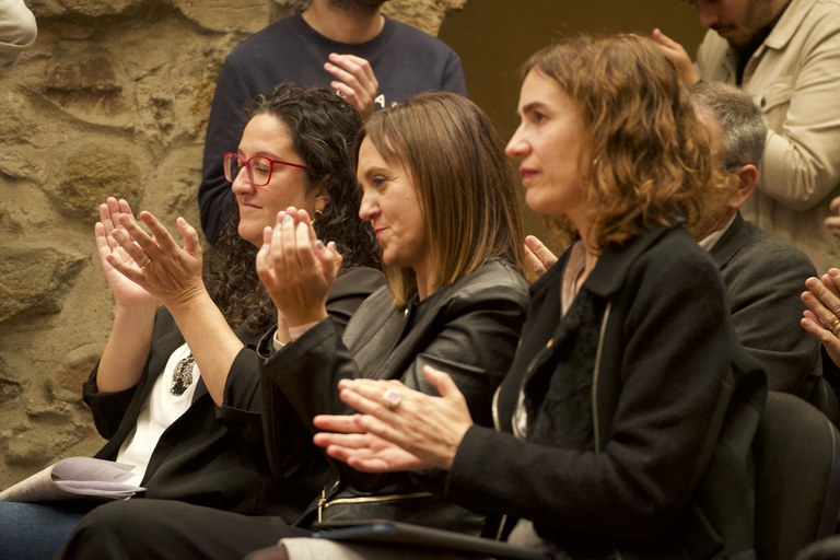 Moment de l'acte d'homenatge (d'esquerra a dreta: la regidora responsable del Centre d'Estudis Molletans, Estela Mas Cagide, l'alcaldessa de Mollet del Vallès, Miriea Dionisio Calé i la consellera de Justicia, Drets i Memòria  Gemma Ubasart i González)