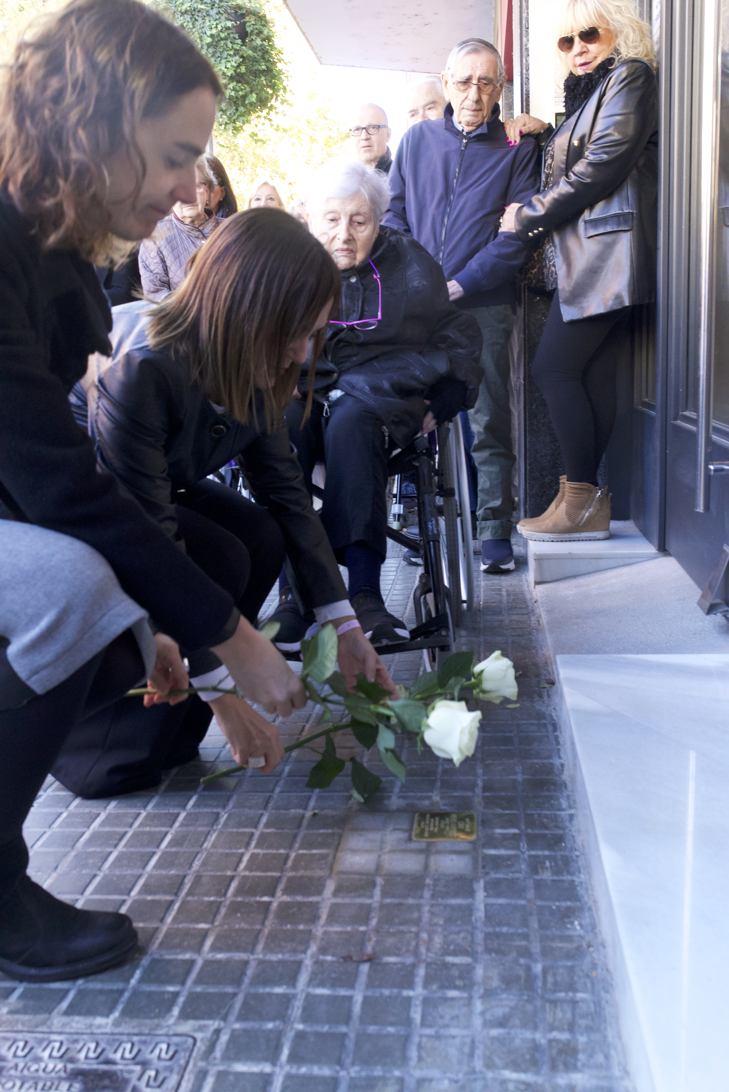 L’alcaldessa de Mollet del Vallès, Mireia Dionisio Calé i la consellera de Justícia, Drets i Memòria, Gemma Ubasart i González fent l’ofrena d’una rosa blanca. Ho van fer a cadascuna de les llambordes que estan situades davant dels domicilis on van viure els 5 molletans.