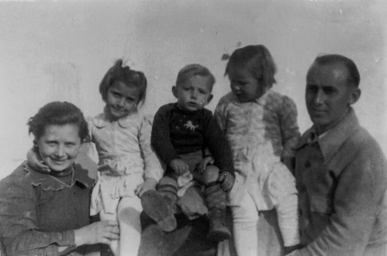El matrimoni Tura Mas amb les dues filles, Jaume Bernials, que vivia a Can Pinyonaire, l’Andreu i el Tonet, que s’hi refugiaren fugint de Lleida, l’Anna Sabaté, miliciana del POUM, i d’altres companys de la Unió de Rabassaires. Estiu de 1938. Fotografia de Josep M. Sagarra. Font: família Tura Mas.