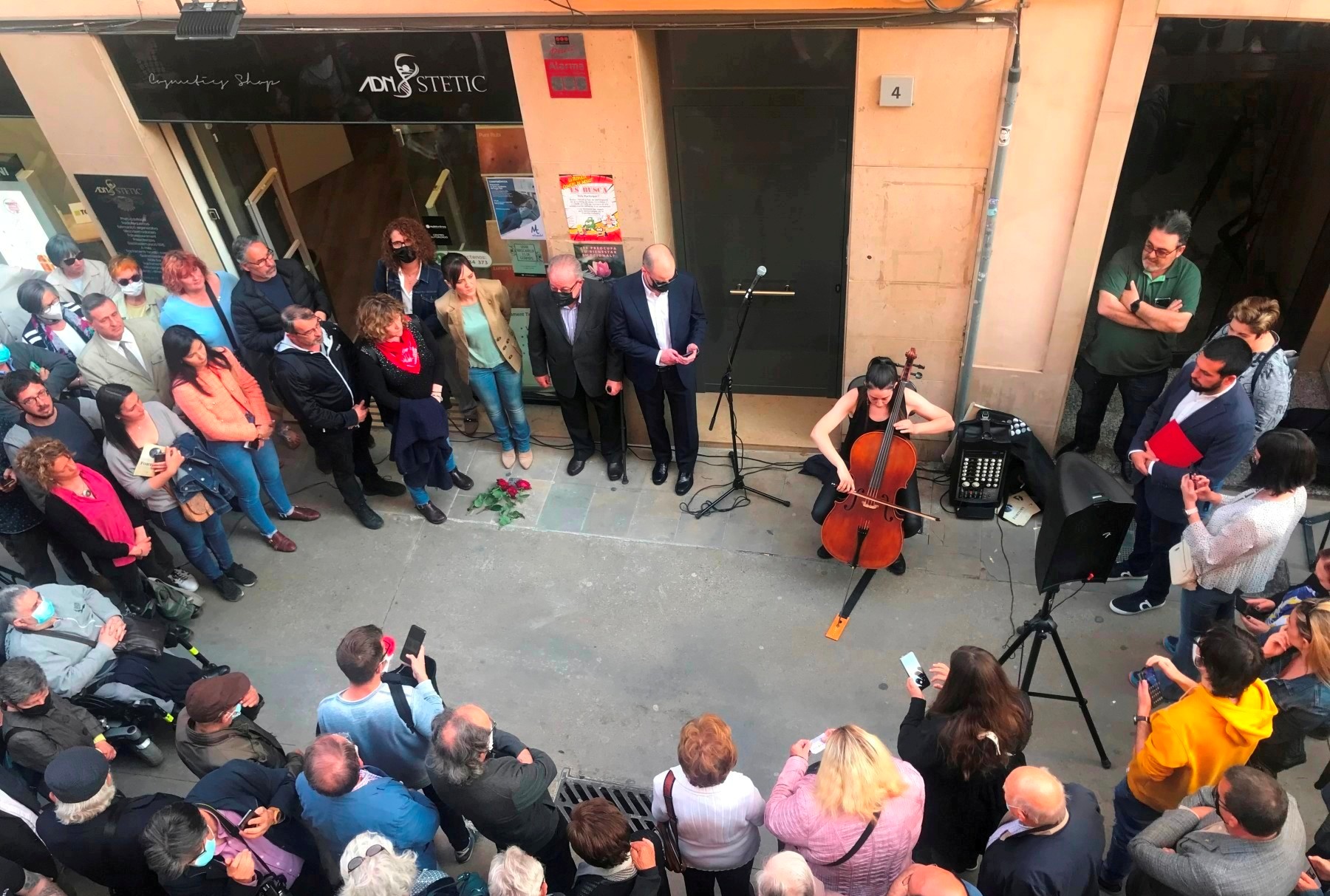 Acte de col·locació de la llamborda Stolpersteine al carrer Gaietà Ventalló, 4, lloc on visqué el batlle Josep Fortuny, amb la presència de l’Ajuntament de Mollet del Vallès i l’Associació Pro-Memòria als Immolats per la Llibertat a Catalunya. (29.04.2022)