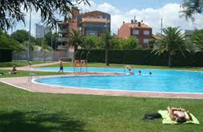 Accés lliure a la piscina exterior.