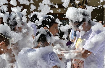Festa infantil amb escuma.