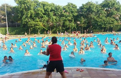 Sessió d'aquagym popular .