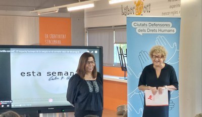 Xerrada de la defensora Haydee Castillo amb la regidora de Ciutadania i Relacions amb les Comunitats, Pepi Muñoz