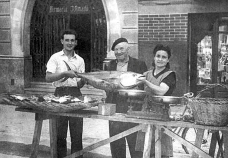 Teresa Costa i Amadeu Tarragó agafant una tonyina.jpg