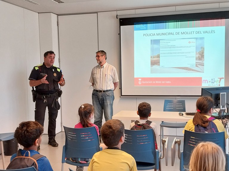 El síndic personer acompanya els alumnes de l’Escola Sant Jordi en la seva visita a la Policia Municipal El síndic personer acompanya els alumnes de l’Escola Sant Jordi en la seva visita a la Policia Municipal