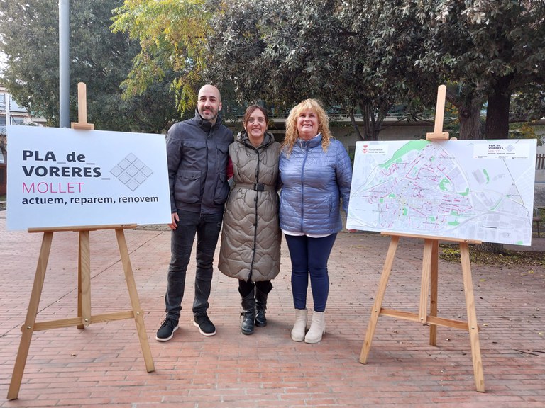 D’esquerra a dreta: el regidor de Paisatge Urbà i Manteniment de l’Espai Públic, Ferran Segarra Sánchez, l’alcaldessa de Mollet del Vallès, Mireia Dionisio Calé, i la regidora d’Accessibilitat, Maria Carmen Moya Hidalgo D’esquerra a dreta: el regidor de Paisatge Urbà i Manteniment de l’Espai Públic, Ferran Segarra Sánchez, l’alcaldessa de Mollet del Vallès, Mireia Dionisio Calé, i la regidora d’Accessibilitat, Maria Carmen Moya Hidalgo