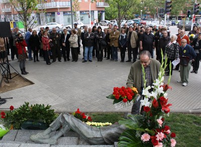 Ofrena floral per commemorar l'alliberament del camp nazi de Mauthausen.