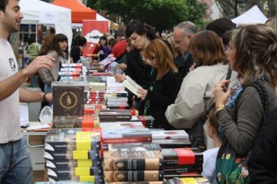 Sant Jordi 2013: Parades de roses i llibres.