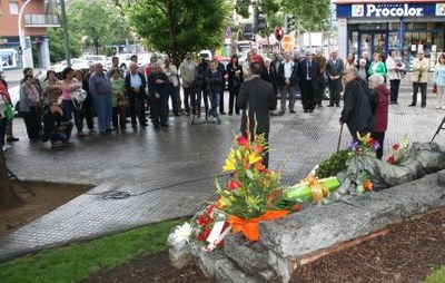 Ofrena floral al monument a les persones que van perdre la vida als camps nazis.