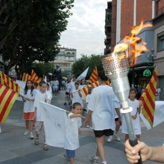 Revetlla de Sant Joan 2012: Arribada de la Flama del Canigó, pilar de benvinguda, lectura del manifest a càrrec de Pilar Molins.