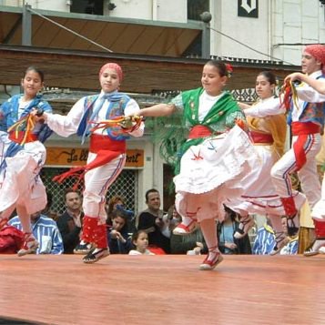 Sant Vicenç 2013: Actuació de l'escola de dansa de l'Esbart Dansaire.