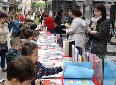 Sant Jordi 2013: La Biblioteca al carrer (parada amb les novetats i difusió dels serveis i activitats de la Biblioteca Can Mulà).