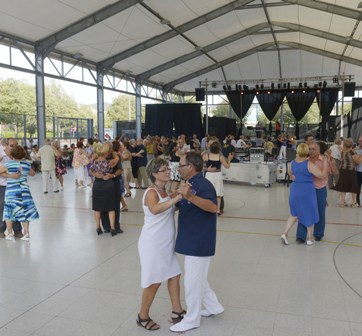 Festa Major 2013: Ball de la Gent Gran, amb el ball de rams, amenitzat per Continental.