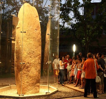 Els enigmes del menhir de Mollet. Visita comentada a la llum de la lluna i al so de la música i la dansa.