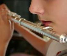 Actuació de l'orquestra juvenil i el grup de flautes travesseres de l'Escola de Música a la Residècia de Gent Gran Santa Rosa de Mollet.