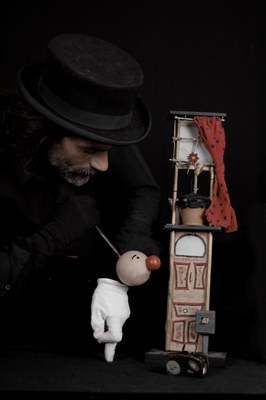 8a Mostra Internacional de Titelles: "Ros. Melógamo Mínimo de un viaje" a càrrec de la Cia Angélico Musgo.