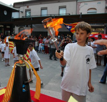 Arribada de la Flama del Canigó, pilar de benvinguda i lectura del manifest a càrrec de Manel Domènech.