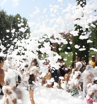 Mollet és Qualitat de Vida i Comerç: Festa de l'escuma.