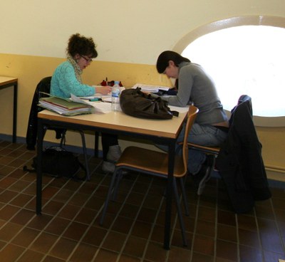 Sala d'estudi (gener). Espai per estudiar durant els períodes més intensos d'exàmens.