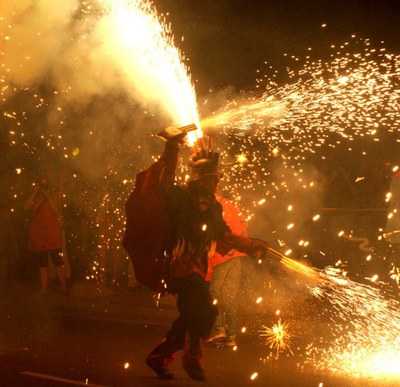 Sant Vicenç 2015: Correfoc-8 de Foc, a càrrec del Ball de Diables de Mollet.