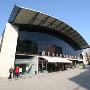 Carnaval 2017: El Carnestoltes visita el Mercat Municipal.