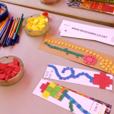Sant Jordi 2018. L'art és un joc: Taller de punt de llibre i barrets d'arlequí.