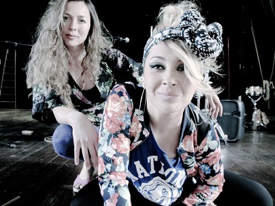 Actuacíó grup musical: "Two Sistas".