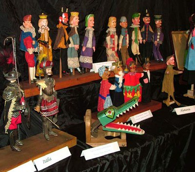 Arts i Escena. Arts Plàstiques: Exposició "Titelles del Món" .